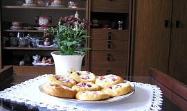 Jahodovo-třešňové koláče s kysanou smetanou