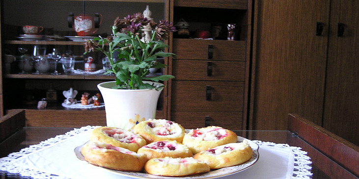Jahodovo-třešňové koláče s kysanou smetanou