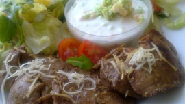 Králičí játra na divoko se dvěmi druhy dipů a se zeleninovým salátem