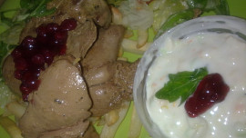 Králičí játra na divoko se dvěmi druhy dipů a se zeleninovým salátem