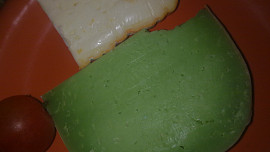 Králičí játra na divoko se dvěmi druhy dipů a se zeleninovým salátem