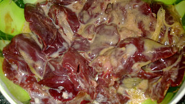 Králičí játra na divoko se dvěmi druhy dipů a se zeleninovým salátem