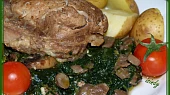 Krkovice ve špenátovo-žampionovém lůžku