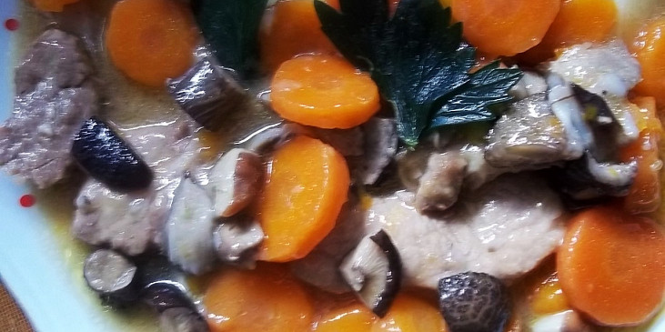Krkovička s mrkví a houbami