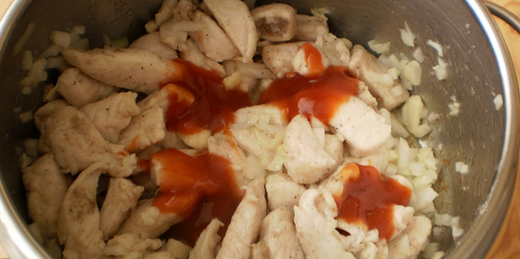 na oleji maso osmahneme,přidáme cibuli a česnek,2minutky orestujeme,přidáme kečup