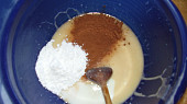 Mramorová bábovka supr a jednoduchá, do zbytku přidáno kakao, cukr a mléko