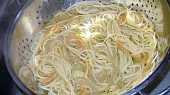 Ostré plody moře se špagetami tří barev, špagety tří barev