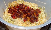 Ostré plody moře se špagetami tří barev, někdo to nechce zamíchat