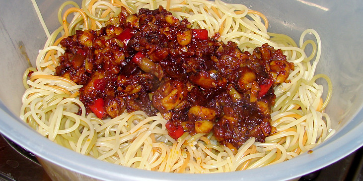 Ostré plody moře se špagetami tří barev (někdo to nechce zamíchat)