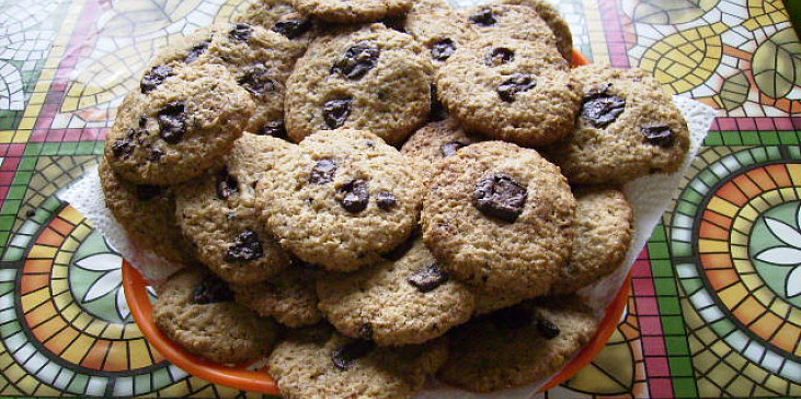 Ovesné sušenky s čokoládou (Je z toho asi 40 sušenek)