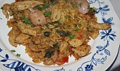 Paella se šafránem, kuřecím masem a plody moře