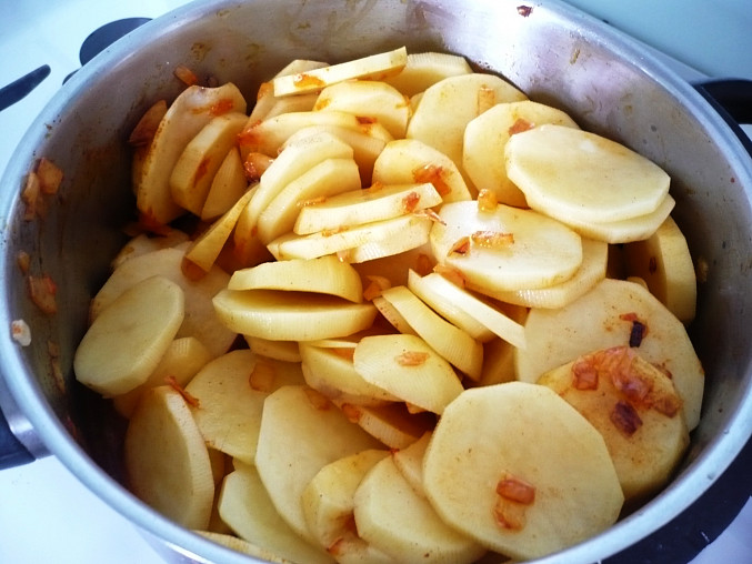 Paprikove brambory se sekanou