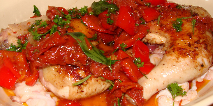 Pečená kuřecí stehna s paprikou a sušenymi rajčaty.