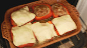 Pikantní tvarůžkové papriky (po 20minutách poklademe sýrem a ještě 10 minut pečeme)