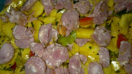 Pikantní  zapečené brambory se zelím, klobásou a žirovnickým - balkánským sýrem