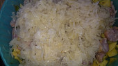 Pikantní  zapečené brambory se zelím, klobásou a žirovnickým - balkánským sýrem