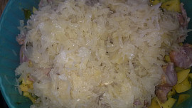 Pikantní  zapečené brambory se zelím, klobásou a žirovnickým - balkánským sýrem