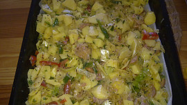 Pikantní  zapečené brambory se zelím, klobásou a žirovnickým - balkánským sýrem