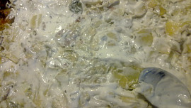 Pikantní  zapečené brambory se zelím, klobásou a žirovnickým - balkánským sýrem