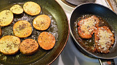 Plátky na majoránce s pikantním kořením a smaženým bramborem, dokončení se sýrem