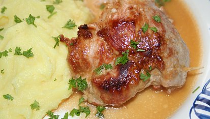 Plněná kapsa anglickou slaninou a syrečkama