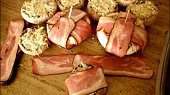 Plněné žampiony ve šťavnatém lůžku, hlavičky žampionů naplníme promíchanými sýry a do kříže zabalíme do anglické slaniny