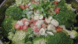 Polévka s  uzeným masem, kroupami a s několika druhy zeleniny