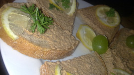 Pomazánka dnes  trošku jinak, s křenem a jablkem