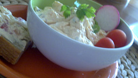 Rychlá pomazánka  ze žervé s paprikou, bylinkami a křenem