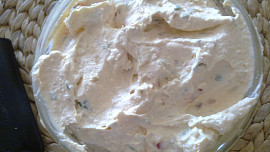 Rychlá pomazánka  ze žervé s paprikou, bylinkami a křenem