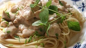 Rychle spagety s kurecim masem a syrovou omackou