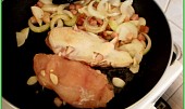 Slaninou protkaná kuřecí prsa v hořčičné šťávě, na pánvi orestujeme slaninu s cibulí a česnekem,dáme bokem a po 3min.z každé strany necháme zatáhnout maso