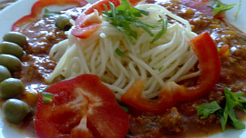 Špagety  Napoli s masem,zeleninou a s olivami