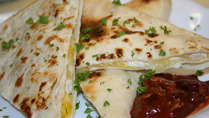 Sýrová quesadilla s kuřecím masem