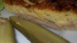 Telecí plátky,potřené pikantním těstíčkem ze sýrů, zeleniny, bylinek a slaniny