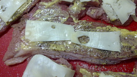 Telecí plátky,potřené pikantním těstíčkem ze sýrů, zeleniny, bylinek a slaniny