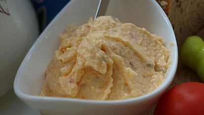 Tvarůžková  lahodná pěna k pivku  na dva způsoby