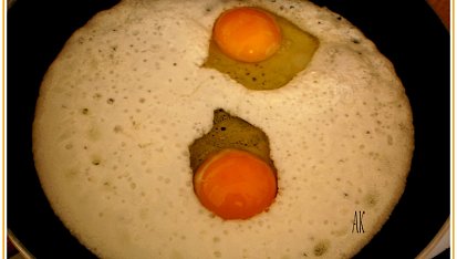 Vejce (volské oko) na kysané smetaně