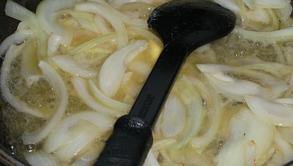 Vepřová kotleta s klobásou a žampióny