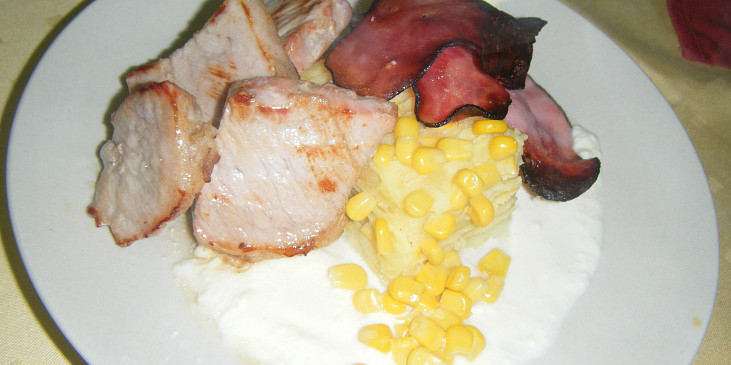 Vepřová panenka s bramborovo-kukuřičným dortíkem a sýrovou omáčkou, ozdobené slaninou (.....)