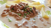 Vepřové nudličky na smetaně s hráškem