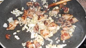 Vepřové ragú po selsku-DIA, přidáme cibuli a česnek
