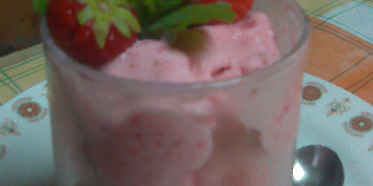 Višňová zmrzlina (s jahodami)