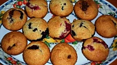 Vláčné jogurtové muffiny s náplní, ovocné - s borůvkami, rybízem a višněmi