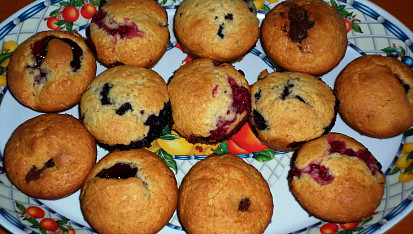 Vláčné jogurtové muffiny s náplní, ovocné - s borůvkami, rybízem a višněmi