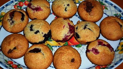 Vláčné jogurtové muffiny s náplní, ovocné - s borůvkami, rybízem a višněmi