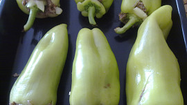 Zelené paprikové lusky plněné hříbky, slaninou a masem