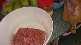 Zelené paprikové lusky plněné hříbky, slaninou a masem