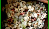 Zelný salát se slaninou a kuřecím masem (v rendlíku vše postupně osmahneme,přidáme vodu a zbývající suroviny a necháme přejít varem)