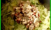 Zelný salát se slaninou a kuřecím masem (nalijeme na okapané zelí,opepříme,promícháme a necháme uležet,nejlépe do druhého dne)